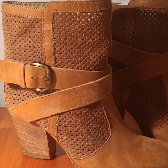 Aquatalia Women's Buckle Ankle Boots Size 6.5 - Picture 2 of 13